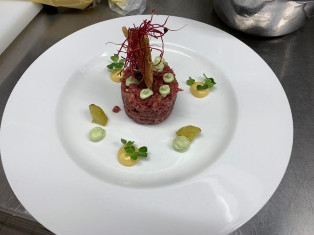 Tartar vom Rind, karamelisierte Gurkenkresse